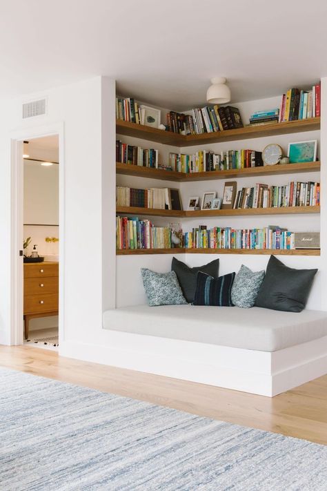 Bookshelf Ideas, Corner Bookshelves, Built In Seating, Wall Bookshelves, Ideas Hogar, Bookshelves Diy, Reading Corner, Diy Decorating, Book Nook