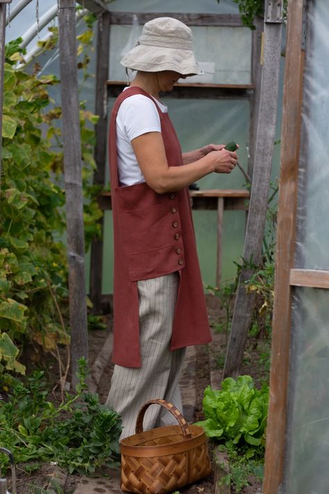 Gardener’s clothing or why you need to feel beautiful in the garden Japanese Gardener Outfit, Summer Gardening Outfit, Gardener Clothes, Gardener Aesthetic Outfit, Homestead Fashion, Gardening Attire, Gardening Fashion, Garden Clothes, Gardening Clothes