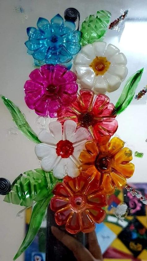 Plastic Bottle Crafts Flowers, Plastic Bottle Crafts Diy, Water Bottle Crafts, Plastic Bottle Flowers, Plastic Bottle Art, Diy Plastic Bottle, Recycled Art Projects, Diy Bottle Crafts, How To Make Paper Flowers