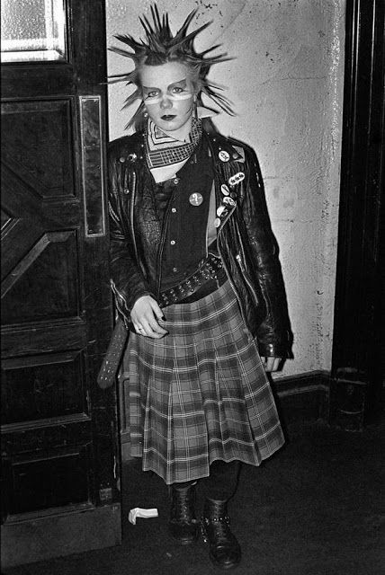 vintage everyday: 39 Photographs Capture the Strangeness of London Nightlife From Between the 1970s and 1990s 80s Punk Fashion, Derek Ridgers, Punks 70s, Punk 80s, Punk Subculture, 70s Punk, 80s Punk, Punk Culture, Fashion 80s