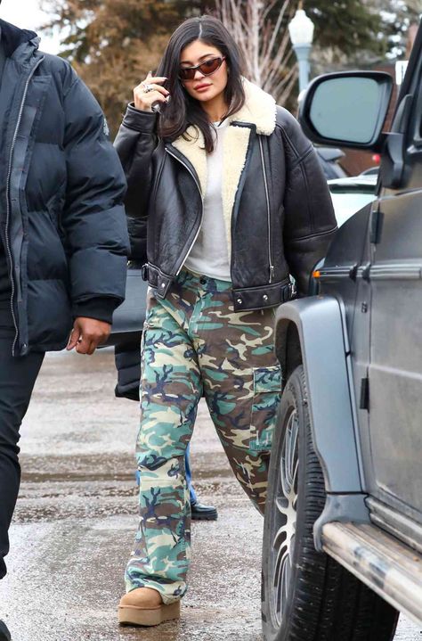 Celebrity Street Style Winter, Cargo Pants Outfit Winter, Camouflage Pants Outfit, Army Pants Outfit, Camo Cargo Pants Outfit, Camo Jacket Outfit, Camo Pants Outfit, Winter Party Outfit, Pants Outfit Fall