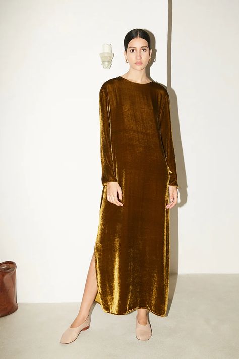 Velvet Dresses Outfit, Gold Velvet Dress, Silk Velvet Dress, Silk Kurti Designs, Minimal Dress, Feather Dress, Velvet Fashion, Loose Dress, Silk Velvet