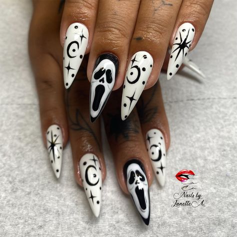 Scream nails Halloween Nails Short Ghost Face, Scream Nails Short Coffin, Acrylic Nails Scream, Movie Nails Art, Halloween Shorties, Scream Movie Nails, Horror Nails Short, Scream Face Nails, Scream Nails Short