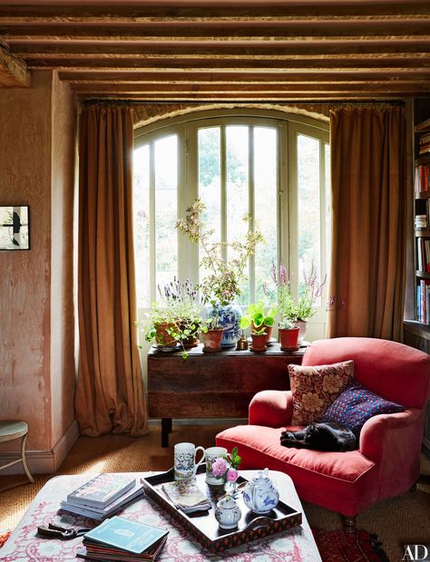 AD uses Amanda Brooks’s Cotswolds farm as a case study | archdigest.com English Countryside Decor, Cozy English Cottage, English Country House Style, Countryside Decor, English Country Decor, Casa Country, English Decor, English Country Style, English Cottage Style