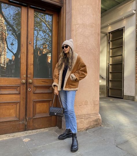 Shearling Lined Jacket, Suede Sherpa Jacket Outfit, Sheepskin Jacket Outfit, Shearling Jacket Street Style, Sheepskin Coat Outfit, Japan Wardrobe, Shearling Coat Outfit, Teddy Jacket Outfit, Shearling Jacket Outfit