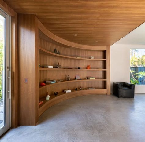 Curved plaster walls feature in bright Los Angeles home by Pentagon Home Office And Gym, Pentagon Design, Hunter Journal, Curved Patio, Venetian Plaster Walls, Curved Walls, Built In Furniture, Storey Homes, Minimal Home