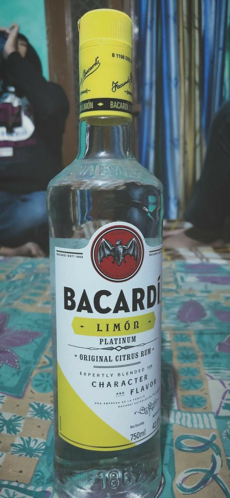 Bacardi Drinks, Alcoholic Drinks Pictures, Daaru Party Pic, Party Night Club Aesthetic, Party Drinks Alcohol, Beer Photos, Bacardi Rum, Alcohol Party, Alcohol Aesthetic