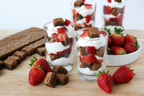 Brownies are delicious, strawberries are delicious… put them together in a pretty little glass and you have an easy and fabulous dessert sure to please! Head over toBakingdom, where I’m visiting today, for the easy recipe for these delicious brownie strawberrry desserts. Dessert Mini, Strawberry Brownies, Strawberries Chocolate, Strawberry Shortcake Recipes, Shortcake Recipe, Dessert Party, Delicious Brownies, Dessert Buffet, Dessert Cups