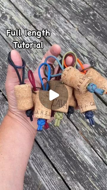 Fishing Craft Ideas, Champagne Corks Ideas, Cork Keychain Diy, Dremel Crafts Beginner, Corchos Ideas, Wine Cork Animals, Keychain Diy Easy, Keyring Ideas, Floating Keychain