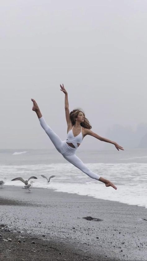 Ballet Dance Photography, Dance Picture Poses, Dance Photo Shoot, Dancer Photography, Ballet Pictures, Dance Photography Poses, Gymnastics Poses, Ballet Poses, Ballet Photos