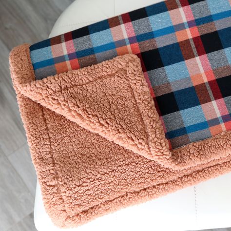 Flannel blanket with corner turned up to show sherpa lining. Beginner Sewing Projects Blankets, Easy Flannel Blanket, Fleece Gifts To Sew, How To Sew Fleece Fabrics, Fleece And Sherpa Blanket Diy, Easy Sew Blanket For Beginners, Sewing Blanket Patterns, Diy Blanket Sewing, Diy Sherpa Blanket