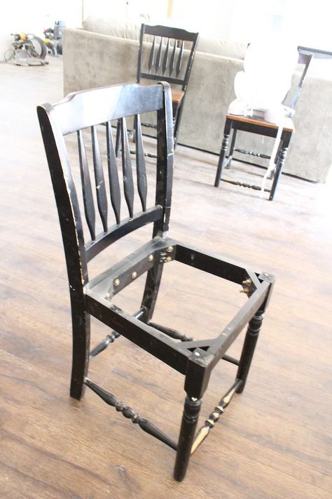 How I refinished my kitchen chairs Kitchen Chairs Diy, Kitchen Chair Makeover, Redo Dining Chairs, Painting Chairs, Refinished Chairs, Wooden Kitchen Chairs, Furniture Refurbishing, Dining Chairs Diy, Table Redo