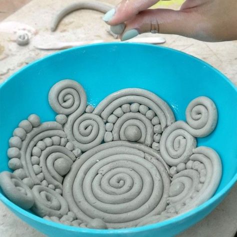 Learn all about the coil pottery technique and find inspiration for pottery coiling projects :smiling_face_with_3_hearts: Pottery Coiling, Air Dry Clay Plate, Ceramics Bowls Designs, Clay Decor, Clay Bowls, Coil Pottery, Coil Pots, Beginner Pottery, Sculpture Art Clay