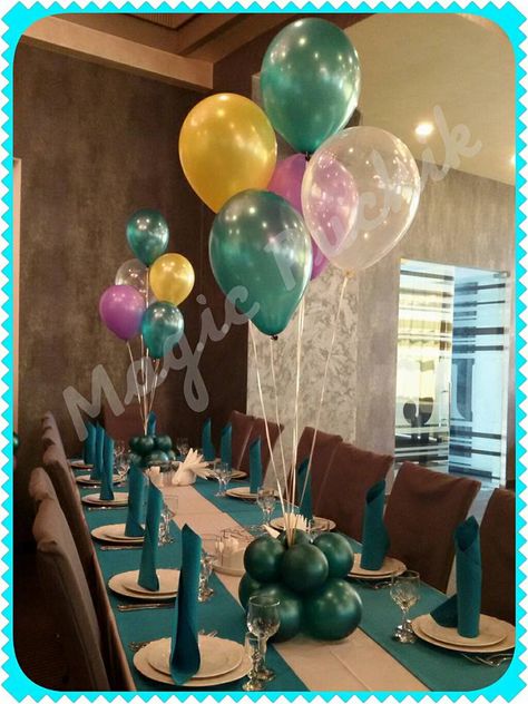 Restaurant Table Decor, Restaurant Table Setting, Moms 50th Birthday, Birthday Table Decorations, Birthday Dinner Party, Dinner Table Decor, Birthday Balloon Decorations, Birthday Table, Restaurant Tables