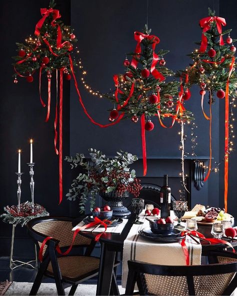 Interiors | Holiday Inspiration: A Black Christmas Victorian Winter Decor, Christmas Interiors, Christmas Yard, Christmas Tablescapes, Black Christmas, Magical Christmas, Holiday Inspiration, Christmas Deco, Christmas Inspiration