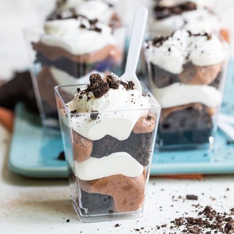 Miniature Oreo brownie trifles in small clear plastic cups. Oreo Brownie Trifle, Brownie Trifle Recipe, Labor Day Recipes, Easy Chocolate Dessert, Oreo Trifle, Fruit Punch Recipe, Tea Cocktail Recipes, Oreo Brownie, Brownie Trifle