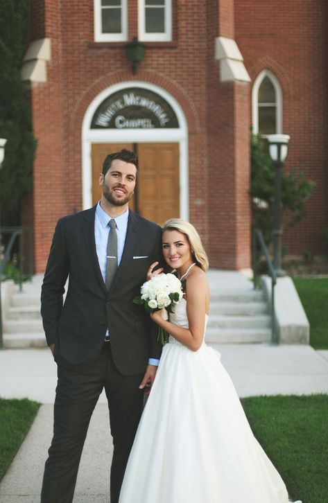 Tall Boy Short Girl, Marriage Poses, Bride Groom Photoshoot, Prenuptial Photoshoot, Short Bride, Groom Photoshoot, Wedding Portrait Poses, Bride Groom Photos, Wedding Picture Poses