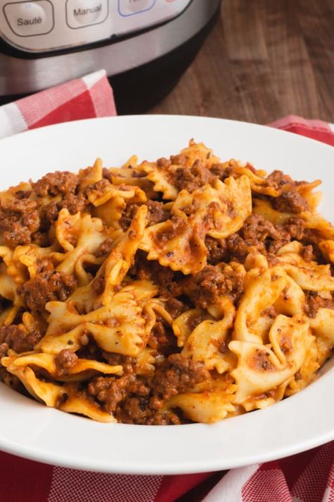 a large bowl of farfalle pasta with ground beef in a vodka sauce Essen, Pasta Marinara Recipes, Vodka Sauce Pasta Recipe, Marinara Recipes, Different Pasta Sauces, Pasta With Mussels, Farfalle Pasta Recipes, Recipes One Pot, Farfalle Recipes