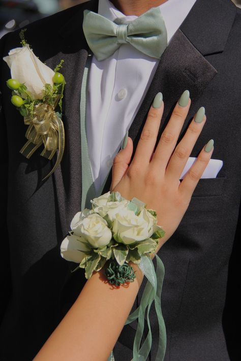 Fairytale Wedding Ring, Wedding Runway, Event Nails, Prom Vibes, Prom Flowers Corsage, White Corsage, Fairytale Engagement Rings, Dresses Event, Prom Corsage And Boutonniere