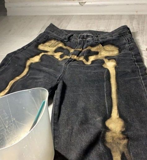 Bleach Mushroom Pants, Fabric Marker Ideas Jeans, Bleached Clothes Diy, T Shirt Bleaching Ideas, Bleached Shirt Ideas, Diy T Shirt Ideas, Bleach Clothes Design, Clothes Design Ideas, Bleach Art Clothes