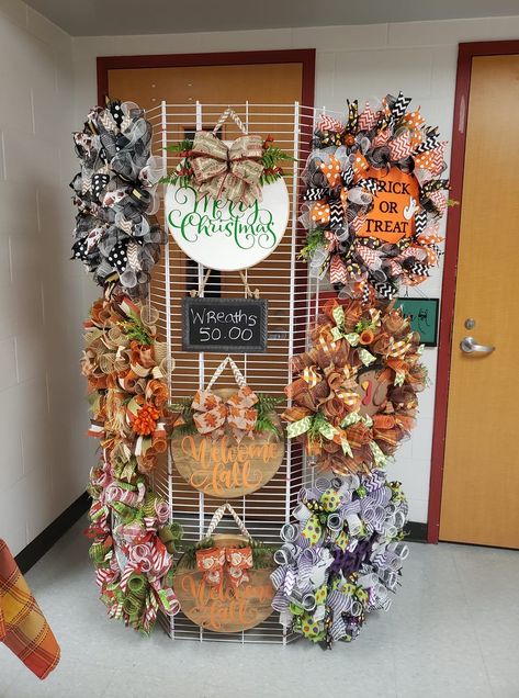 Craft Fair Wreath Display Ideas, How To Display Wreaths At A Craft Fair, Wreath Display Ideas, Fair Setup, Wreath Display, Craft Show Booths, Crafting Business, Fair Display, Booth Displays