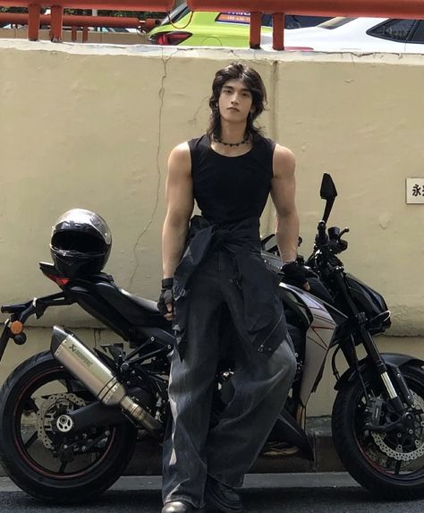 Kore Ulzzang, Hot Biker Guys, Biker Men, Foto Poses, The Perfect Guy, Male Poses, Aesthetic Guys, Attractive Guys, Attractive People