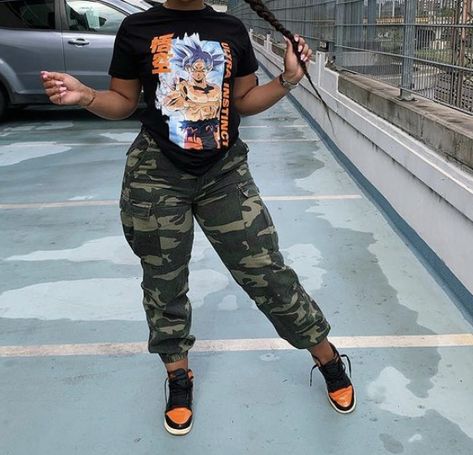 Camouflage Joggers Outfit Women, Plus Size Army Pants Outfit, Plus Size Army Fatigue Outfits, Styling Camo Pants Black Women, Cute Outfits With Tennis Shoes Black Women, Fair Outfit Ideas Cold Weather, Spring Urban Outfits Women, Camo Pants Graphic Tee Outfit, Army Fatigue Pants Outfit Black Women