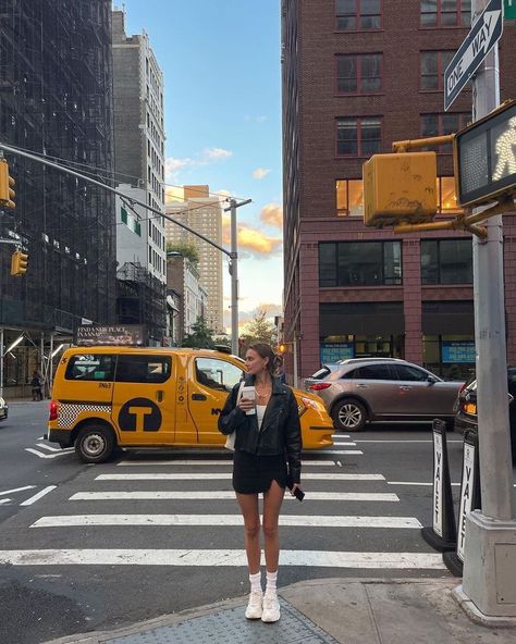 City Photos Aesthetic, City Pic Inspo Instagram, New York Girl Aesthetic Outfits, City Aesthetic Pictures Poses, New York Influencer, City Photo Inspiration, City Aesthetic Poses, Places To Take Instagram Pictures, New York Photo Aesthetic