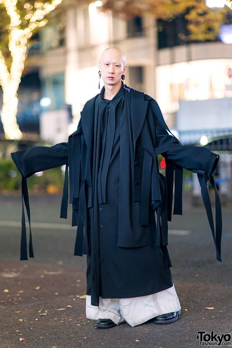 Japanese Musician in Harajuku w/ Kemono Japan Oversized Coat, Nozomi Ishiguro & Dr. Martens Japanese Street Style, Dress Over Pants, Harajuku Japan, Japanese Street Wear, Oversized Coats, Outfit Oversize, Fashion Oversized, Japanese Street, Layered Fashion