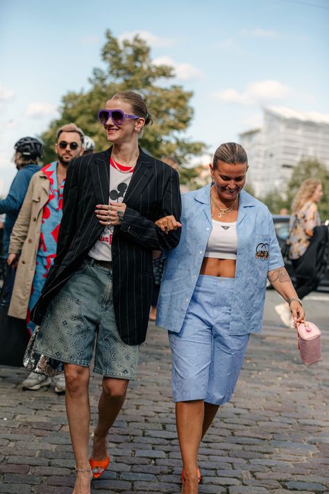 Street style at Spring 2024 Copenhagen Fashion Week. Bermuda Shorts Outfit Street Styles, Copenhagen Street Style Summer, Scandi Street Style, Summer Fashion Week, Fashion Week Outfit Ideas, Copenhagen Fashion Week Street Style, Menswear Women, Scandi Fashion, Copenhagen Street Style