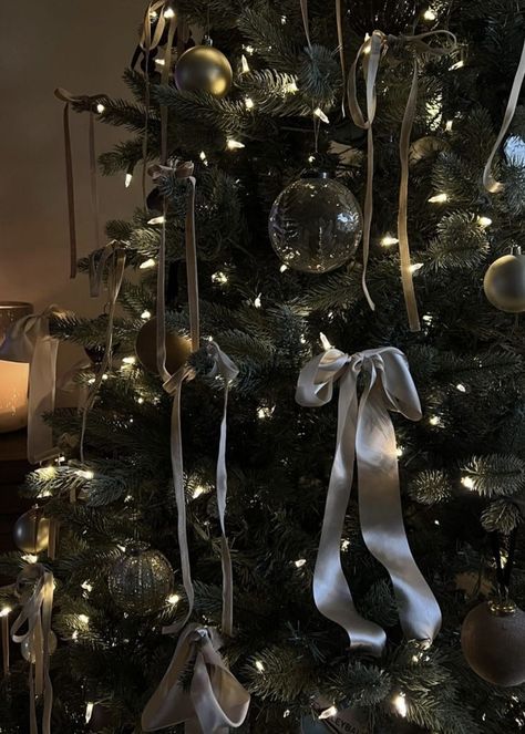 December Aesthetic Story, Christmas Tree Inspiration Silver, Gold And White Xmas Tree, Christmas Tree Decorations Gold Silver, Christmas Tree Ideas Cozy, Raindrop Christmas Tree, Cozy Christmas Tree Decorations, Vintage Santa Christmas Decor, Merry Christmas Story Instagram