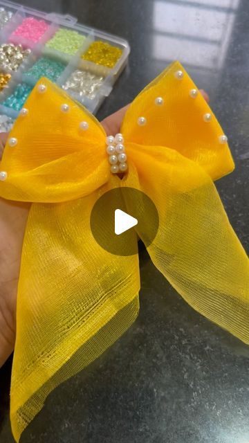 Cloth Clips Craft, Handmade Hair Bow Clips, Bow Accessories Hair, Bow For Hair Diy, How To Make A Bow With Cloth, How To Make Bow For Dress, Ribbon Pattern Design, Cloth Bows Diy, Organza Bows Diy