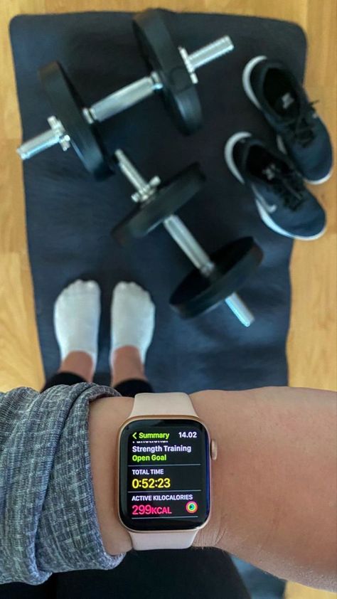 Dumbbell Workout Aesthetic, Pretty Dumbbells, Apple Watch Workout Aesthetic, Strength Training Aesthetic, Dumbbell Aesthetic, Home Workout Aesthetic, Apple Watch Workout, Dumbbells Workout, Aesthetic Apple Watch