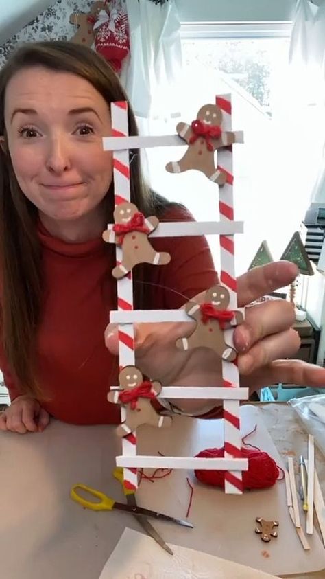 DIY Gingerbread Ladder for Tiered Tray | Check out the most adorable ladder using popsicle sticks. This is so cute for your Christmas tiered tray. | By The Celebration Co. Diy Gingerbread, Jul Diy, Gingerbread Christmas Tree, Christmas Tiered Tray, Gingerbread Diy, Gingerbread Crafts, Gingerbread Christmas Decor, Gingerbread Decorations, Christmas Decorations Diy Outdoor