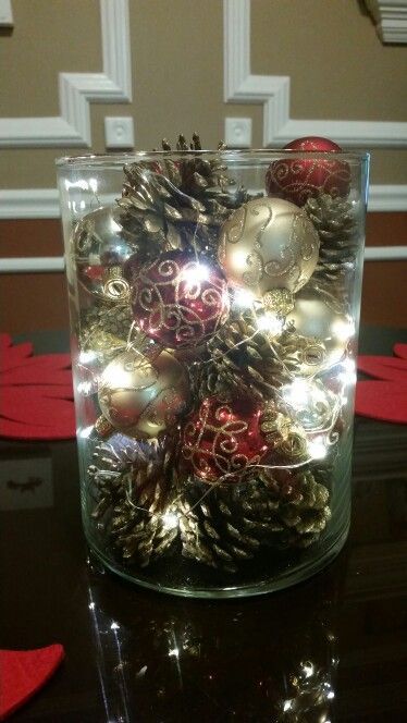 Christmas Balls In Glass Vase, Christmas Ball Centerpieces, Glass Vase Christmas Decor, Pallet Christmas Trees, Gala Decor, Pinecone Centerpiece, Xmas Centerpieces, Xmas Balls, Christmas Decorations Centerpiece