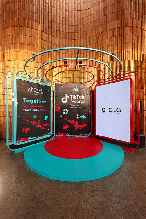 Tiktok Booth Design, Museum Display Design, Creative Booth Design Exhibition Stands, Creative Photo Booth Ideas Events, Exbition Design, Exhibition Booth Design Ideas Creative, Exhibition Design Ideas, Creative Booth Design, Activation Booth