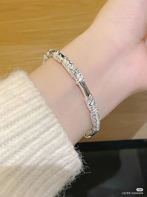 Silver Bracelet Designs, Gold Earrings Models, Fancy Jewelry Necklace, Pretty Jewelry Necklaces, Gold Bridal Jewellery Sets, Silver Bracelets For Women, Gold Jewelry Stores, Wrist Jewelry, Indian Jewelry Sets