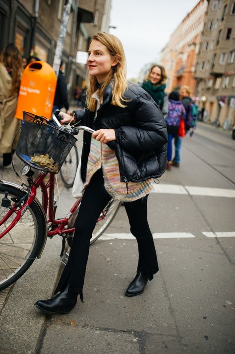 Berlin Women Street Style, Berlin Winter Street Style, Berlin Street Style 2023, Berlin Outfit Winter, Berlin Street Fashion, Berlin Winter Outfits, Berlin Style Street, Germany Street Style, Goth Street Style