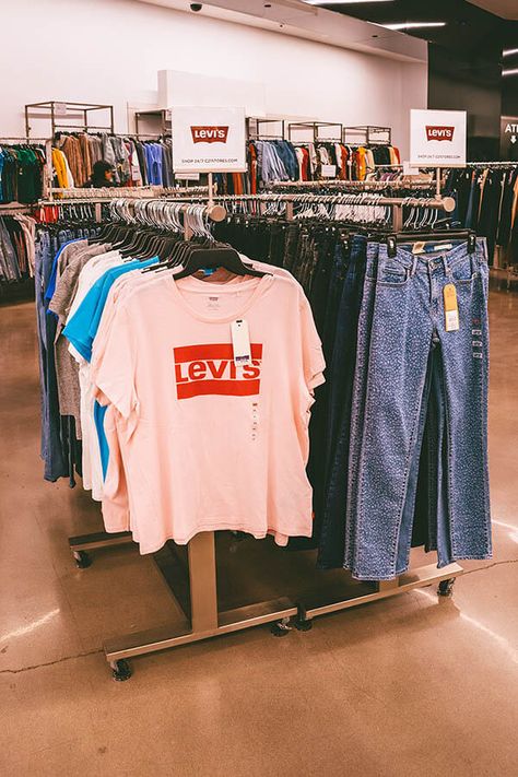 Levi's products on sale at the Century 21 department store in New York. This discount store in NYC is worth a visit! #NYC Christmas In New York Outfits, Nyc Budget, Shopping New York, New York Shopping, York Outfits, Best Places To Shop, Voyage New York, New York Outfits, Places To Shop