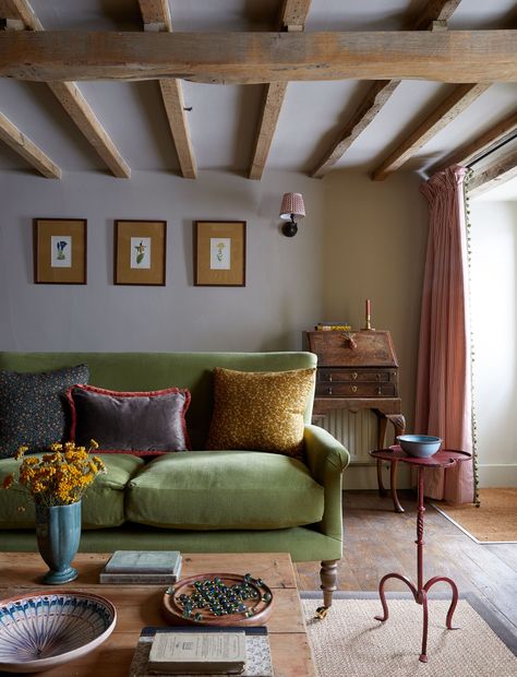 Salons Cottage, Cotswold Cottage, Cotswolds Cottage, Modern Country Style, Cottage Living Rooms, Cosy Living Room, Cottage Interior, Green Sofa, Cottage Interiors