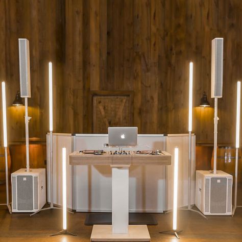 Mobile Dj Setup, Dj Booth Ideas Design, Dj Setup Wedding, Wedding Dj Booth, Rcf Audio, Dj Facade, Wedding Dj Setup, White Party Theme, Dj Stand