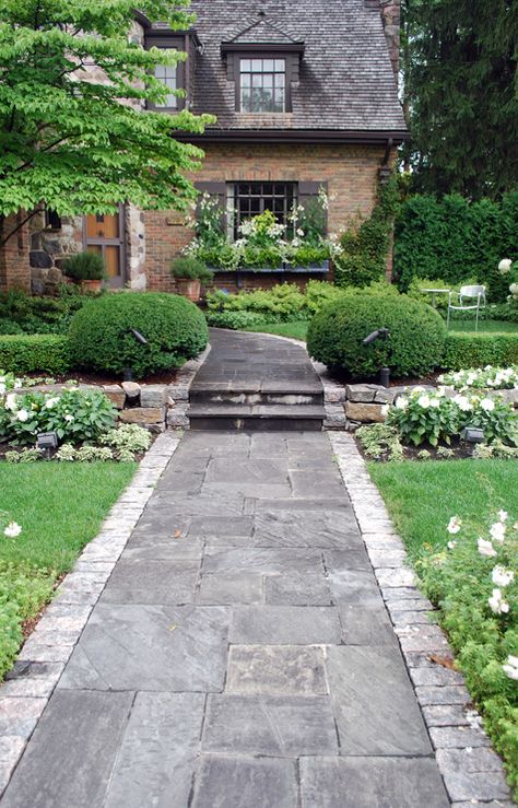 If I still lived in New England . . . I'd totally do this in my front yard! Front Yard Walkway, Stone Walkways, Driveway Ideas, Walkway Landscaping, Brick Path, Concrete Walkway, Pathway Landscaping, Paver Walkway, Walkways Paths