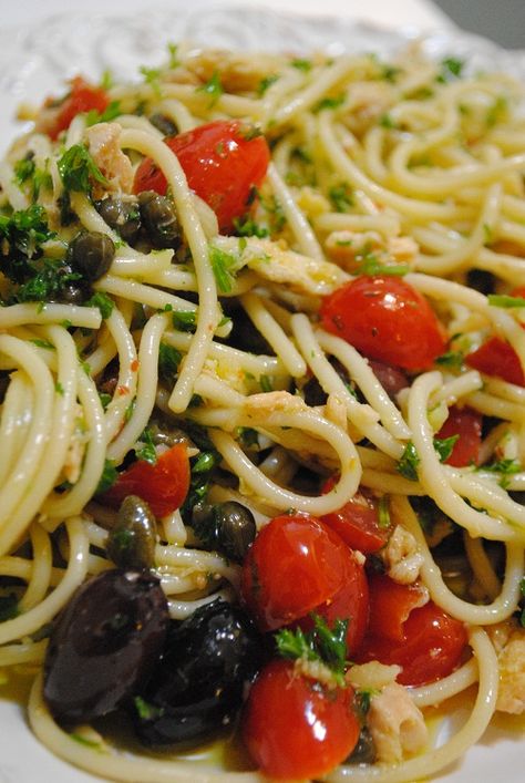 Pasta Tuna, Pasta With Olives, Tuna Pasta, Sicilian Recipes, Global Cuisine, Tuna Recipes, Halal Recipes, Mediterranean Recipes, Nutrition Recipes