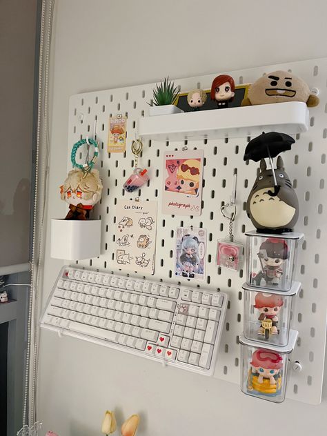 Pegboard decorations, room decor, aesthetic, anime, genshin, popmart Ikea Board Wall Ideas, Ikea Peg Board Accessories, Ikea Skadis Keyboard, Pegboard Design Ideas, Ikea Pinboard Ideas, Ikea Pegboard Gaming, Kpop Pegboard Aesthetic, Pegboard Decoration Ideas, Ikea Peg Board Ideas Aesthetic