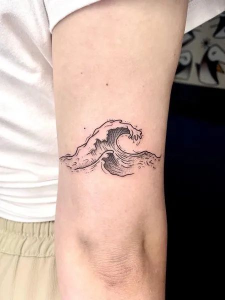 Ocean Wave Tattoo Water Tattoos, Ocean Wave Tattoo, Simple Wave Tattoo, 2024 Tattoo, Pisces Tattoo Designs, Small Wave Tattoo, Wave Tattoo Design, 16 Tattoo, Minimalist Tattoo Ideas