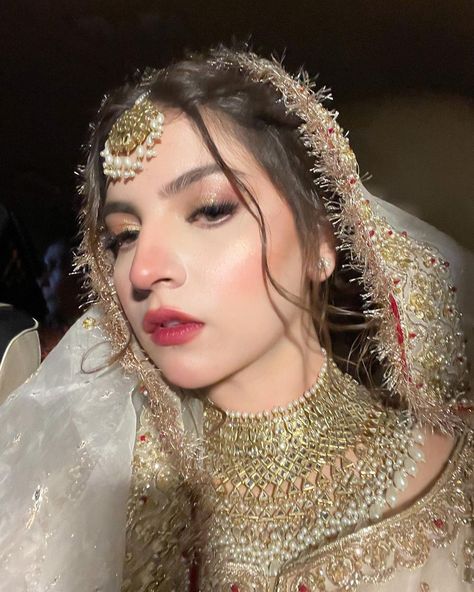 Dananeer Hairstyle, Nikah Hairstyles Pakistani, Eye Makeup Bridal Indian, Nikah Makeup Look, Nikkah Makeup Looks, Bridal Makeup Pakistani, Makeup For White Dress, Nikah Makeup, Desi Bridal Makeup