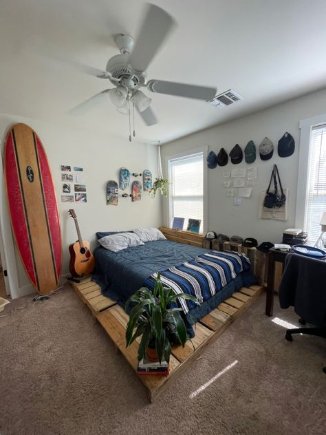 Beds On Pallets, Pallette Bed Frame, Manly Bedroom Decor, Pallet Bedframe Ideas, Palet Bed Frames, Surfing Room Ideas Bedrooms, Palate Bed Frame, Surfboard In Room, Room Ideas Surf