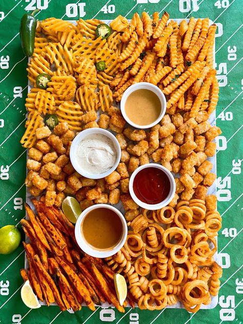 Super Bowl Platters, Super Bowl Hosting, Fry Board Ideas, Classy Super Bowl Party, Bring Your Board Party, Super Bowl Party Aesthetic, Picky Bits Platter, Super Bowl Aesthetic, Super Bowl Party Food Snacks