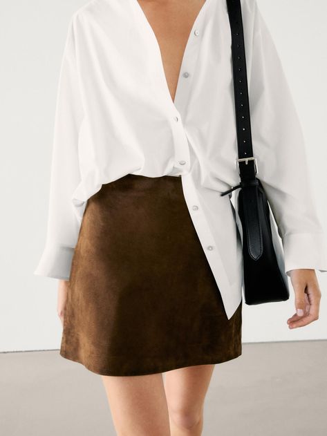 Suede Skirt Outfit Fall, Short Leather Skirt Outfit, Brown Mini Skirt Outfit, Brown Leather Skirt Outfit, Suede Skirt Outfit, Leather Mini Skirt Outfit, Fall Mini Skirt, Skirt Outfit Fall, Brown Suede Skirt