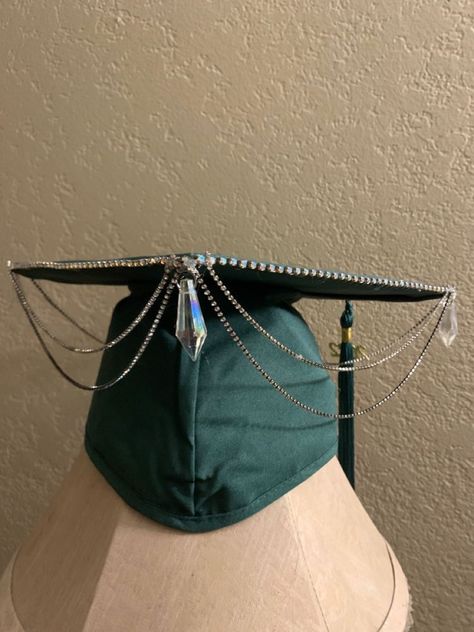 Graduation Hat Designs Art, Nail Tech Cap Decoration Graduation, Decorated Graduation Gown, Celestial Graduation Cap, Painted Graduation Cap Designs, Graduate Hat Ideas, Graduation Cap Designs Bling, Blinged Out Graduation Caps, Graduation Cap Designs With Crown